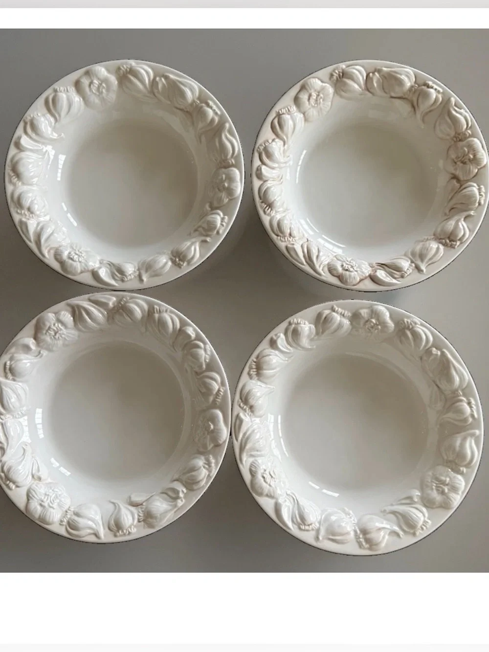 4 Pottery Barn 10' White Pasta Bowls  Embossed Garlic Bulb Rims Made In Italy 4